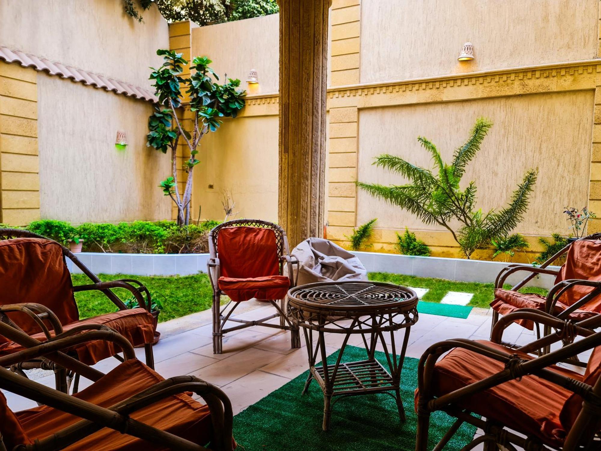 Apartment 700m Modern With Private Garden In New